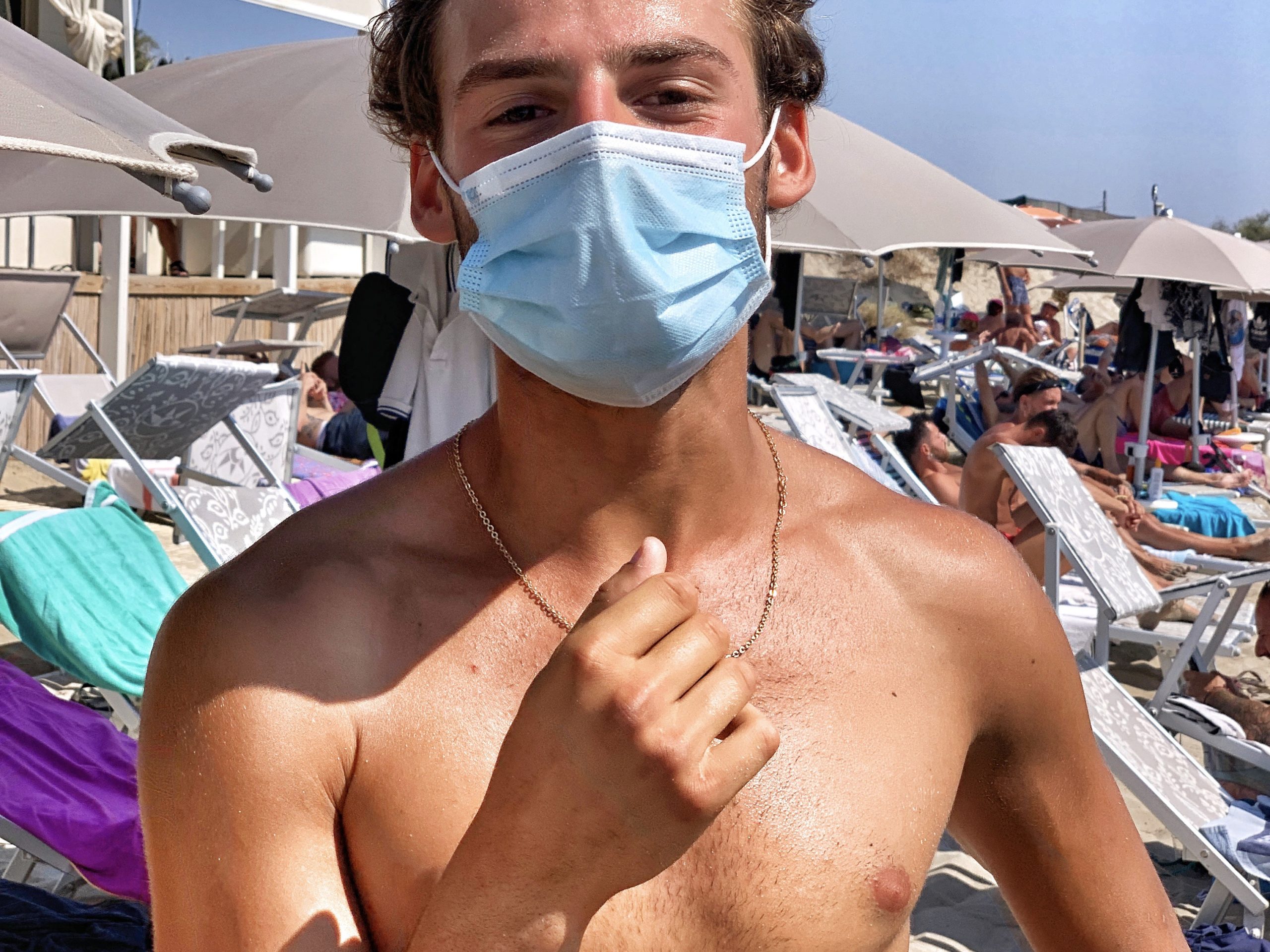 Covid-19 in Puglia means face masks even on the beach