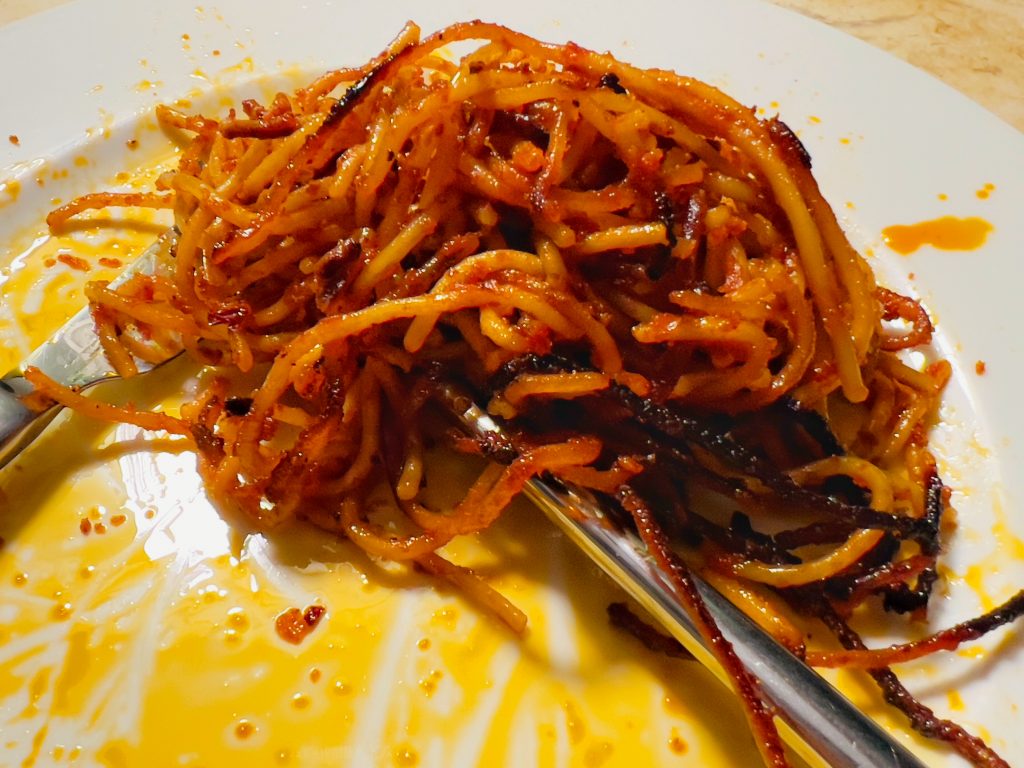 The stiff spaghetti will start to bend, and the whole process takes about 8-9 minutes. The spaghetti must “be killed”.